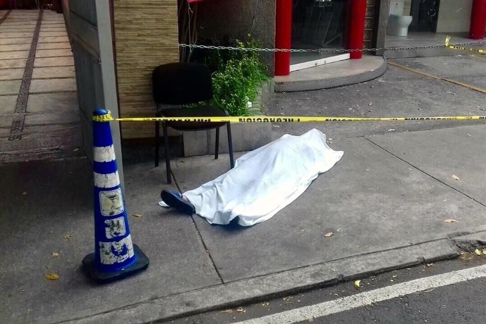 En tanto, en la Colonia Atlántida, en Coyoacán, otra mujer, de 52 años, falleció por las mismas causas.