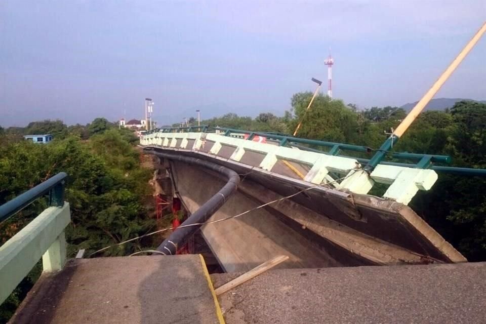 Tras el sismo de las 7:52 horas colapsaron casas en Juchitán y un puente vehicular en Ixaltepec, instalaciones previamente dañadas por el sismo del pasado 7 de septiembre.