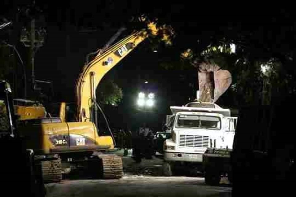 El miércoles aún se tenían la esperanza de que estuvieran con vida, pero luego de que los binomios caninos confirmaran la existencia de fallecidos, se decidió trabajar con maquinaria pesada.