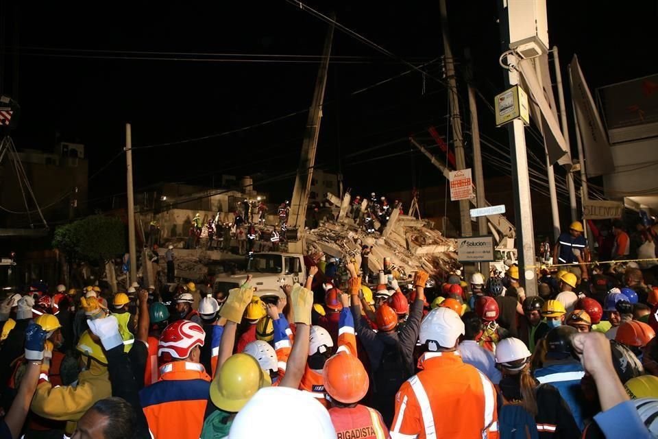 Inmuebles dañados y muerte tras el sismo.