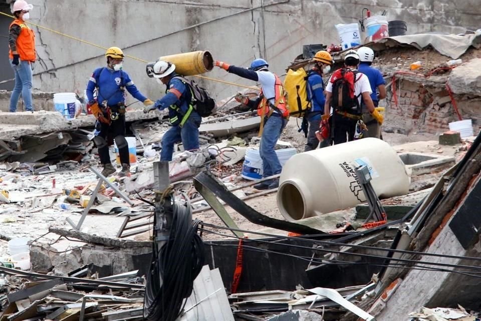 Rescatistas que trabajan en la búsqueda de personas en Álvaro Obregón 286, esperan llegar al cuarto piso, donde continúan más de 40 personas.
