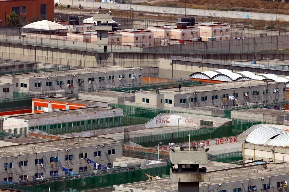 Internos de Reclusorio Neza Bordo operan red de extorsión para conseguir dinero, drogas, armas o favores sexuales, según familiares de reos.