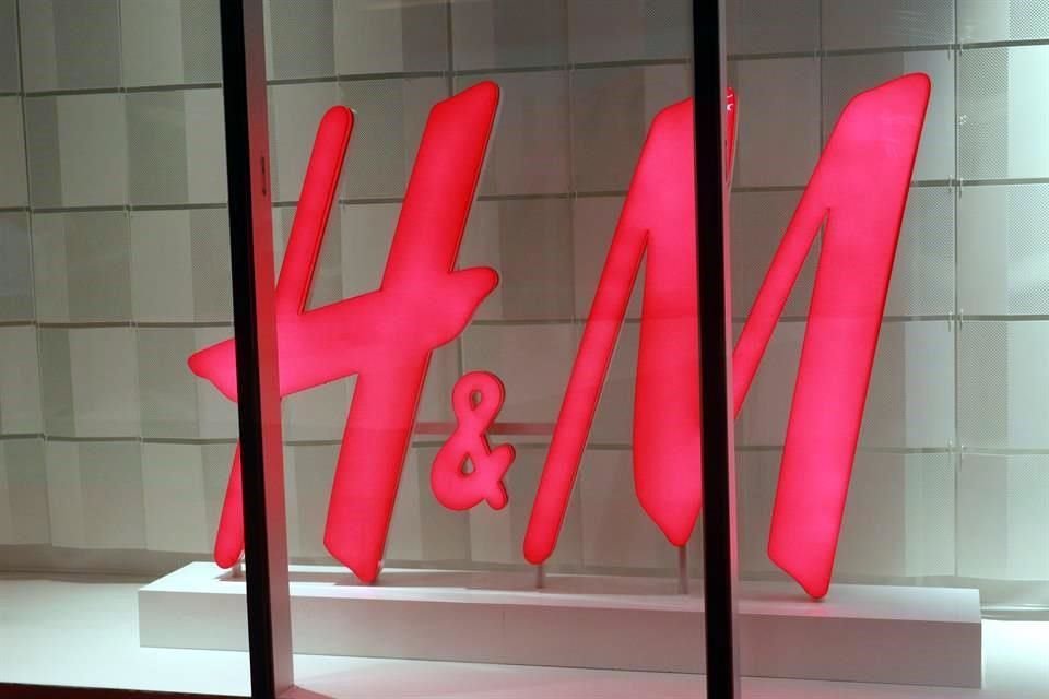 H&M dijo que estaba revisando las acusaciones, pero que aún no podía decir si eran ciertas o falsas.