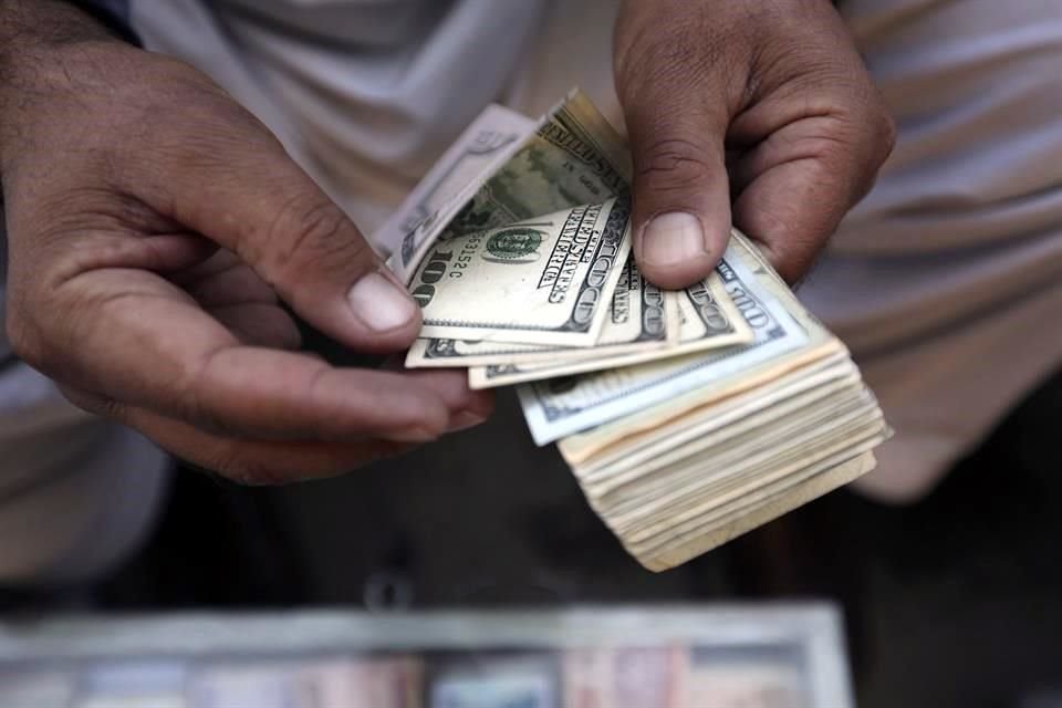 El dólar ligó su tercer alza consecutiva y logró su mayor precio desde el 6 de julio pasado.