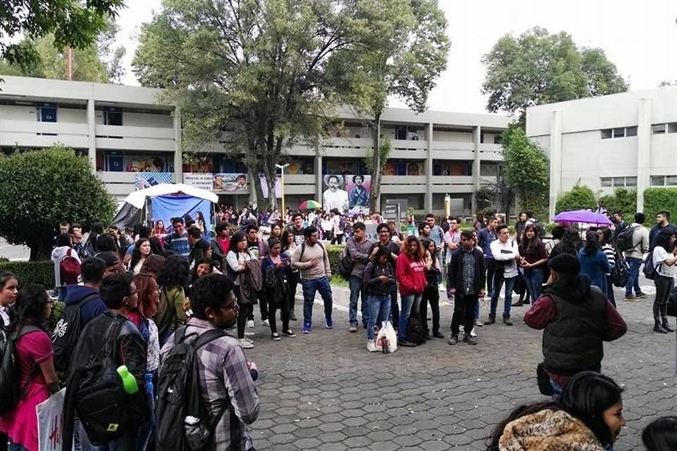 Aún no se logran acuerdos en la Facultad de Estudios Superiores Acatlán y en la Facultad de Ingeniería, pues la asamblea sigue desarrollándose.