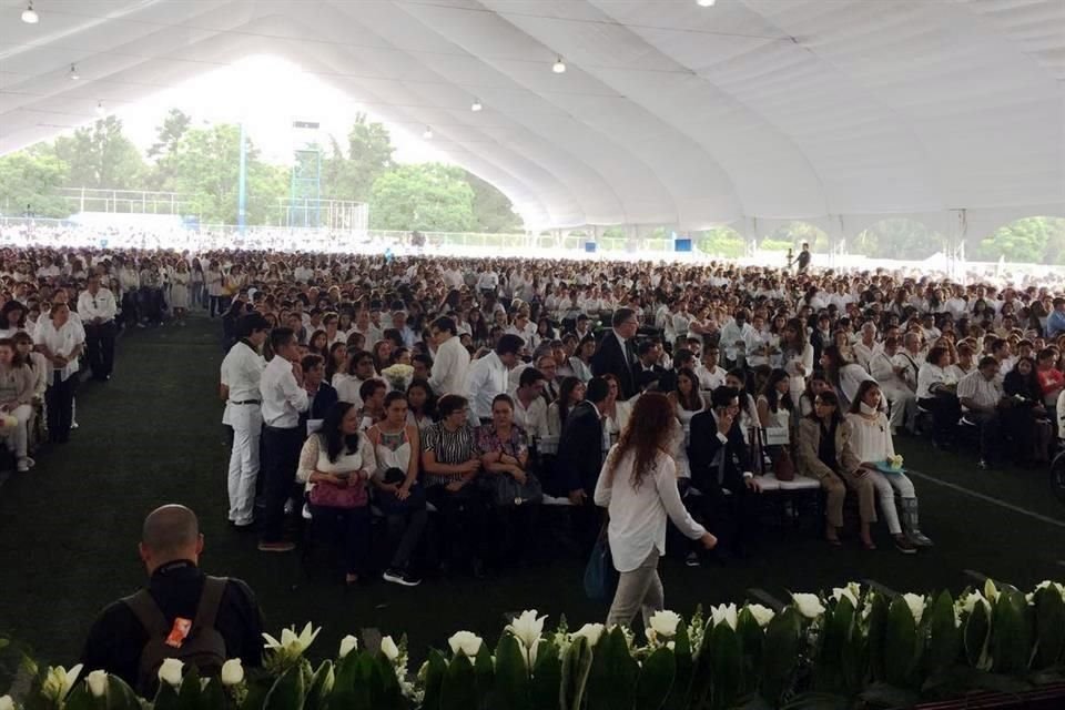 Cuatro de las cinco familias que perdieron a uno de los suyos están presentes, sentadas en primera fila, rodeadas de los amigos de sus hijos, tratando de contener el dolor y las lágrimas.