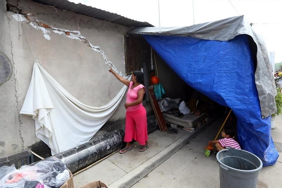 La señora Brisa Landa Palomino vive frente a su casa afectada por el temblor, sobre la Avenida 18 de Marzo, Colonia Emiliano Zapata, ahí duerme con su familia.