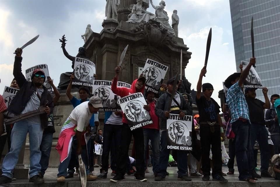 '¡Ayotzi vive, la lucha sigue!', gritan los manifestantes.
