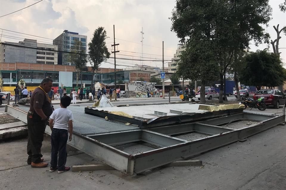 Estructura de acero que había sido colocada sobre el edificio de la Colonia Obrera para soportar dos antenas de telefonía y que en conjunto pesaban 42 toneladas extra sobre el edificio que colapsó.