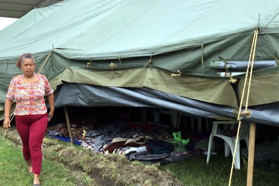 En el Municipio de Jojutla el temblor dejó daños en al menos 2 mil casas, por lo que pobladores tienen que dormir en albergues, como el instalado en el Deportivo La Perseverancia.