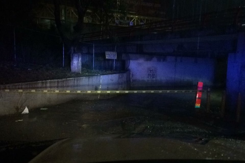 Una de las vialidades afectadas fue el cruce de Fidel Velázquez y Barragán, el cual fue cerrado durante la madrugada y reabierto alrededor de las 8:00 horas.
