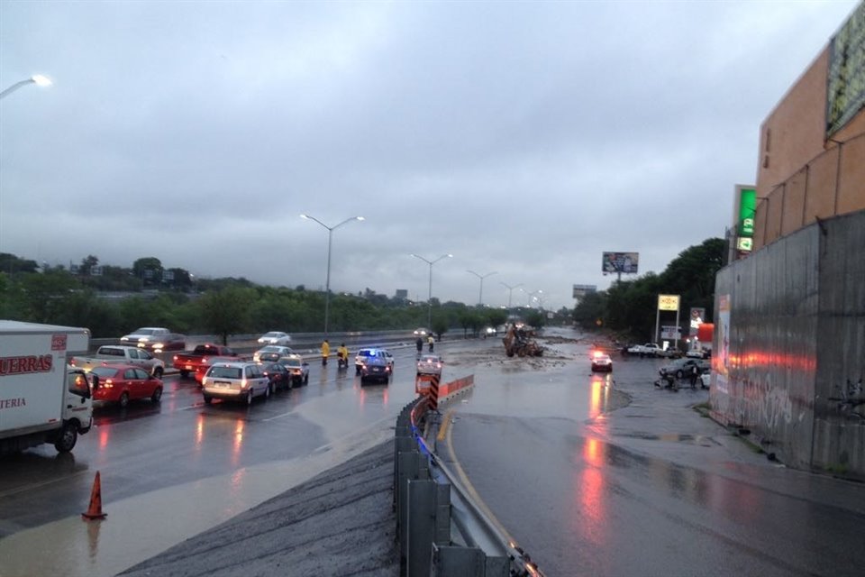 En el Bulevar Miguel de la Madrid, de Guadalupe a Monterrey, se registró el desgajamiento de un talud de concreto y tierra, a la altura de San Rafael.