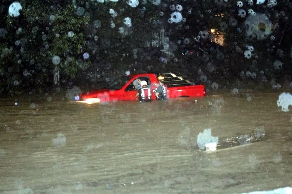 En el Bulevar Miguel de la Madrid, a la altura de San Rafael, una inundación dejó atrapadas a cuatro personas.