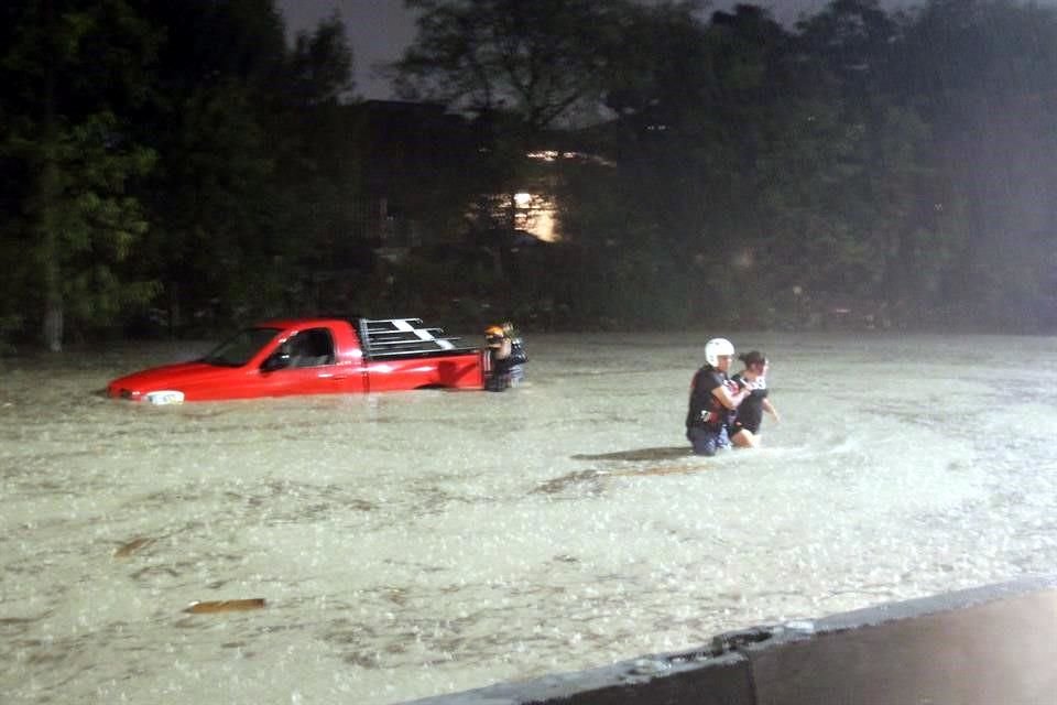 Elementos de Protección Civil rescataron a las cuatro personas.