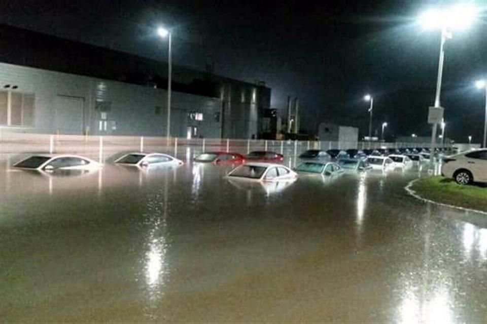 En el lugar quedaron numerosos vehículos atrapados en el agua.