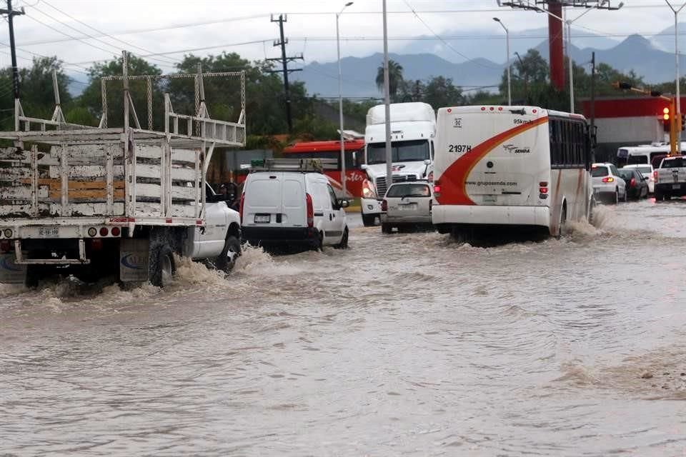 En varias zonas de la Ciudad el transporte público empezó a fallar, por lo que los ciudadanos tienen largas esperas en los parabuses.
