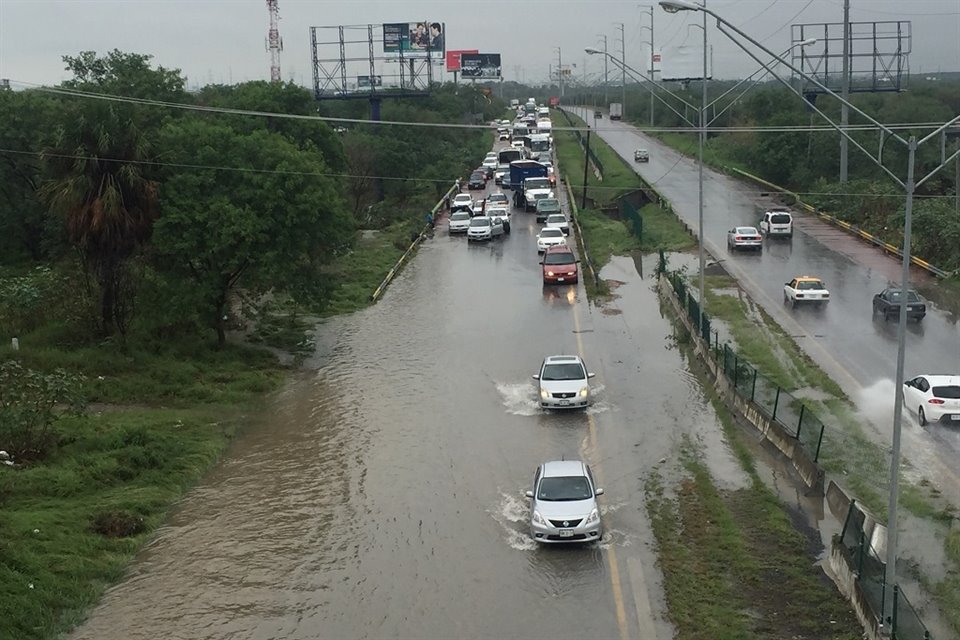 El agua cubrió un tramo de la Autopista al Aeropuerto, a la altura del puente del Anillo Periférico.