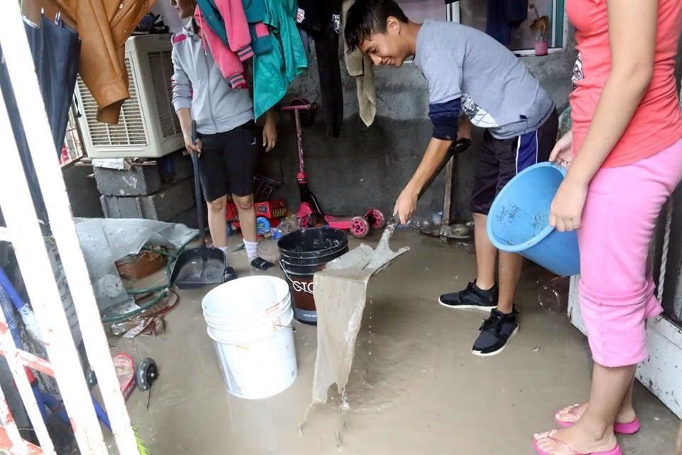 El agua cubrió las casas de la calle Sauce Llorón, en Colinas de San Juan, por lo que los habitantes tuvieron que salir de sus viviendas.
