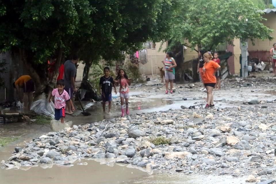 Las calles quedaron cubiertas de piedras.
