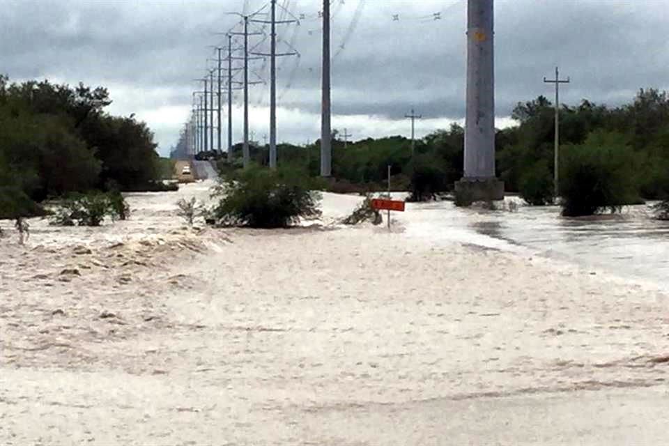 La Carretera Pesquería-Cadereyta fue cerrada por el desbordamiento de un arroyo.
