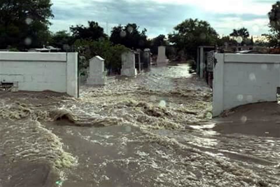 Las tumbas de un cementerio del Municipio de Cadereyta quedaron bajo el agua.