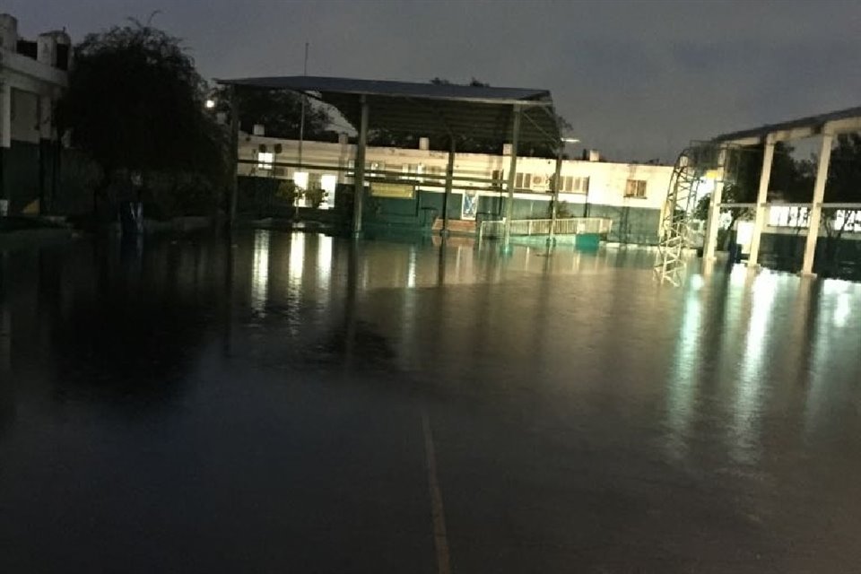La Primaria Adolfo Prieto, de la Colonia Paraíso, quedó con inundaciones.