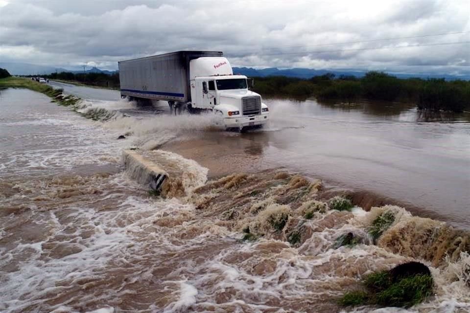 En Zuazua se reportó la inundación de la carretera frente a Las Palmas.