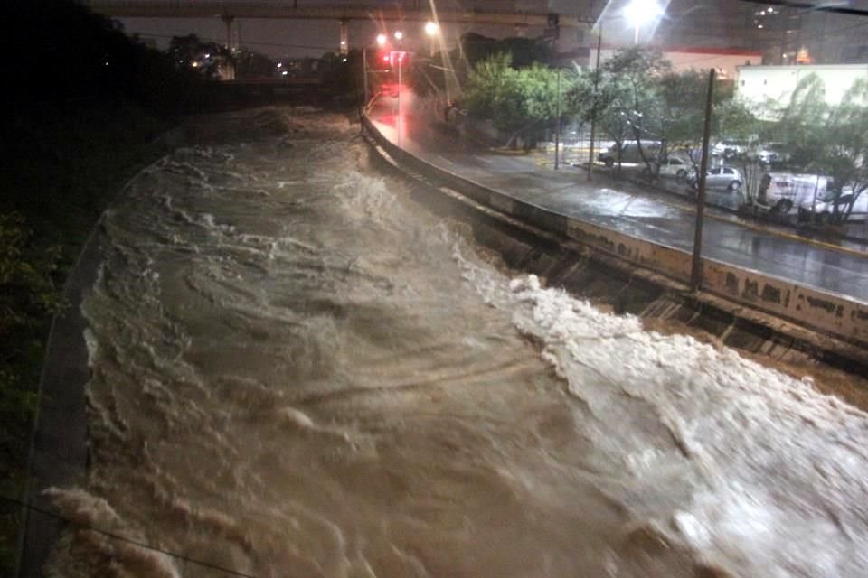El Arroyo Topo Chico se desbordó en varios puntos de la Avenida Cristina Larralde, en Las Puentes.