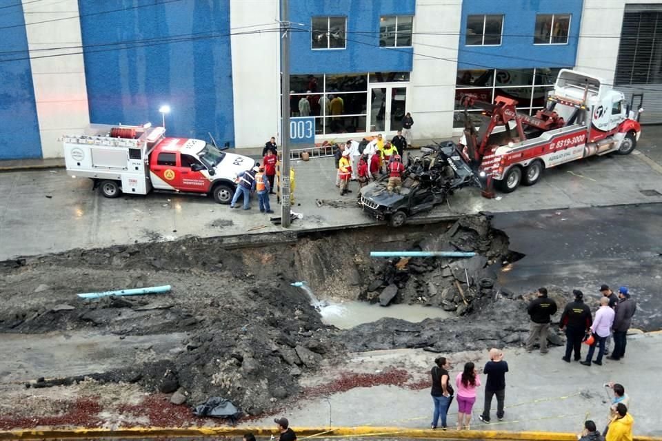 En la Avenida Los Ángeles y Nogalar, una camioneta cayó en un socavón de al menos cuatro metros de profundidad.
