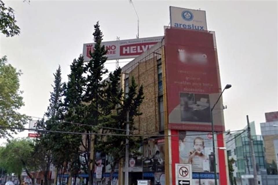 Otro edificio clasificado como inhabitable, en División del Norte 1885, exhibe un anuncio espectacular.