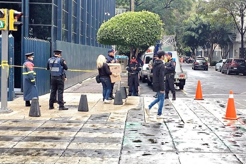 Empleados del edificio central de la PGR, en Reforma 211, sacaron ayer cajas del inmueble.