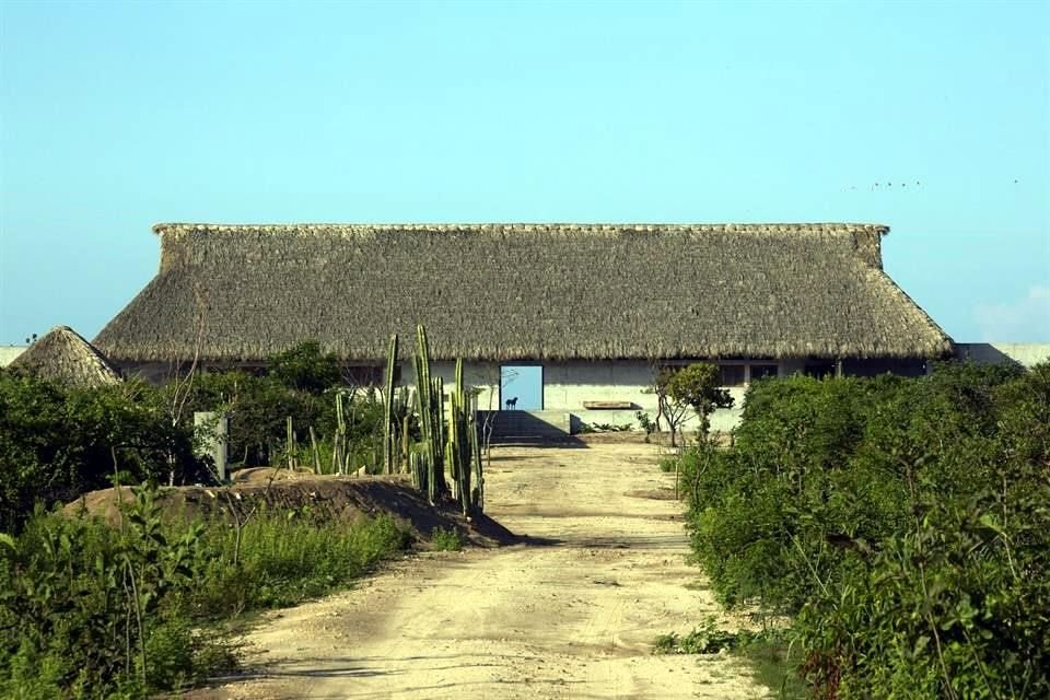 La Casa Wabi, ubicada cerca de Puerto Escondido, en la costa de Oaxaca, que ofrece albergue a creadores y talleres a la comunidad, recibió un galardón británico.