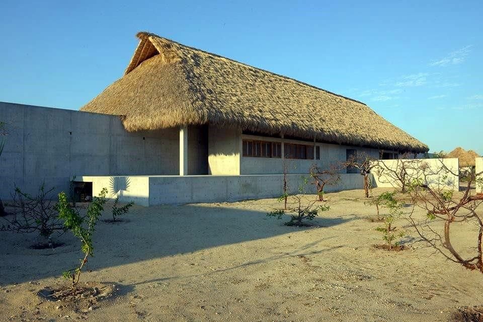 La Casa Wabi, ubicada cerca de Puerto Escondido, en la costa de Oaxaca, que ofrece albergue a creadores y talleres a la comunidad, recibió un galardón británico.