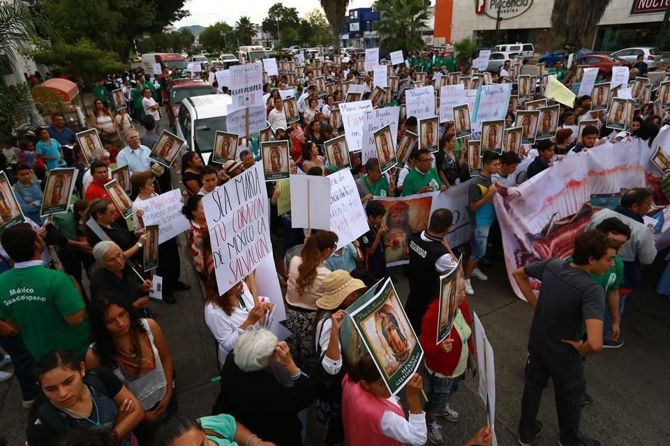 Católicos realizan Marcha del desagravio por calzada del Federalismo hacia la escultura 'sincretismo'.