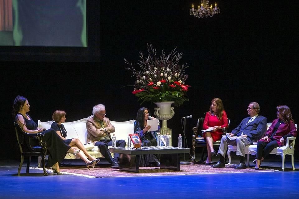 La novela de Cherem relata la historia de una heroína trágica, así fue como describió Sandra Lorenzano la situación de Esperanza Iris luego de su matrimonio con el barítono Francisco Sierra.