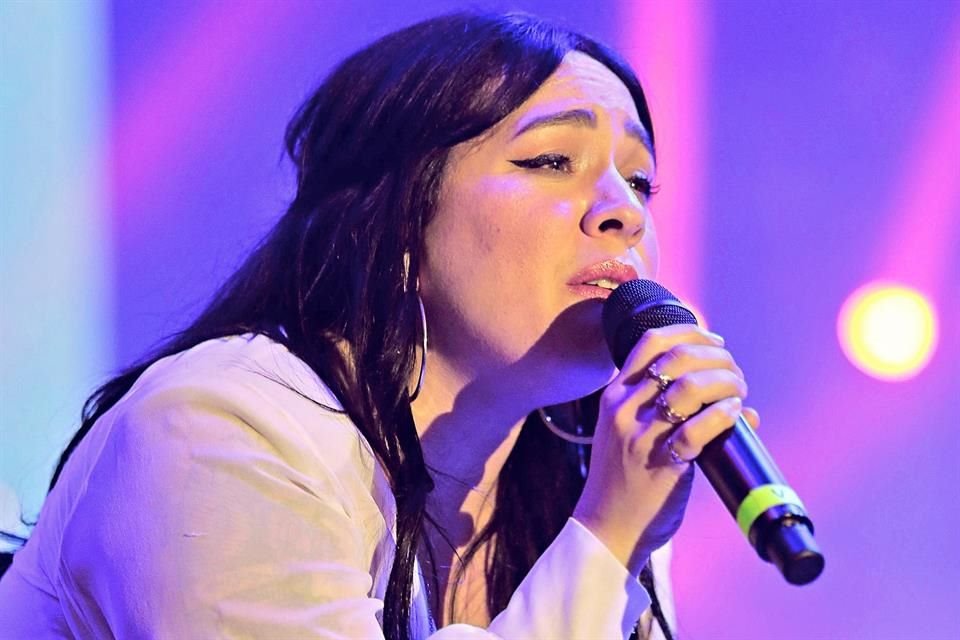 Carla Morrison criticó al Gobierno en el concierto Estamos Unidos Mexicanos.