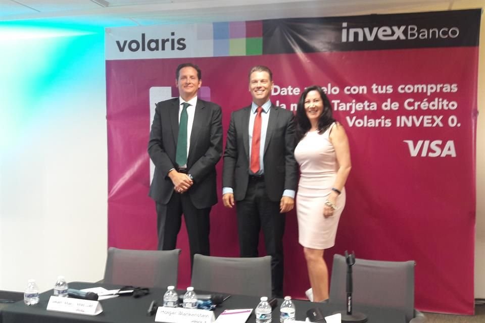 Holger Blankenstein (centro), director ejecutivo comercial de Volaris, dijo que la aerolínea aplicará las compensaciones que establece la Ley de Aviación.