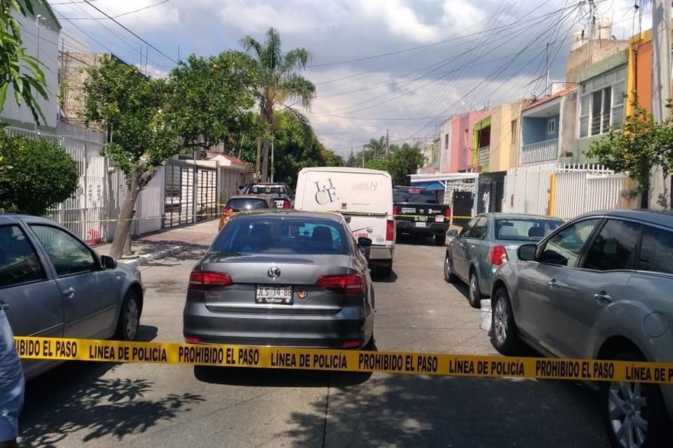La víctima recibió al menos un balazo en la cabeza; cerca de él quedaron dos casquillos de armas diferentes.