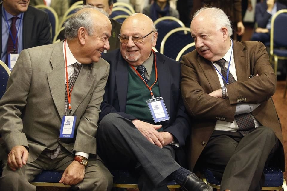 El sobrino del poeta Pablo Neruda y abogado querellante en la causa, Rodolfo Reyes (izq.), conversa con el abogado Eduardo Contreras (centro) y el presidente del Partido Comunista chileno, Guillermo Teillier.