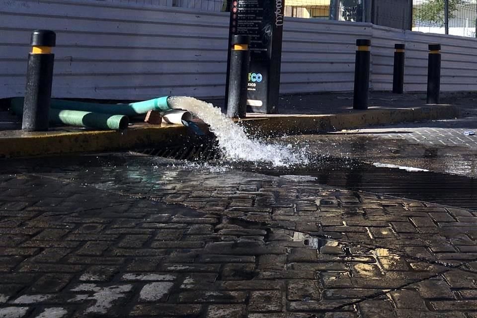 La manguera que lleva el agua sale de las obras subterráneas para construir el túnel de la Línea 3, que pasa por debajo del Centro tapatío.