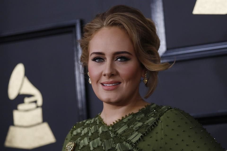 Adele está de luto debido a la muerte de su padre. 