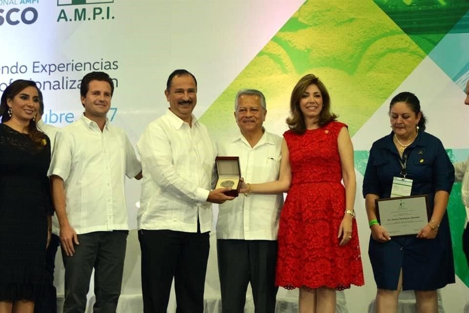 Beatriz Gamboa, presidenta nacional de AMPI, entregó a Alberto Almaguer Rocha, director del Conocer, la Medalla al Mérito Inmobiliario.