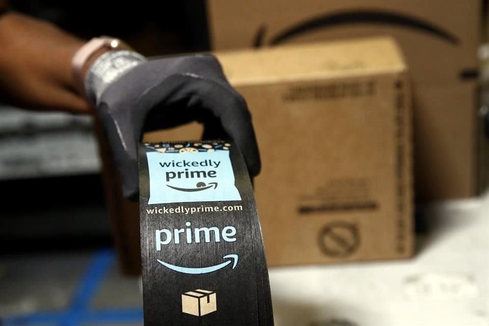 Los suscriptores de Amazon prime mensual gozan de envíos gratis en dos días y otros beneficios como acceso a los servicios de streaming de música y videos.