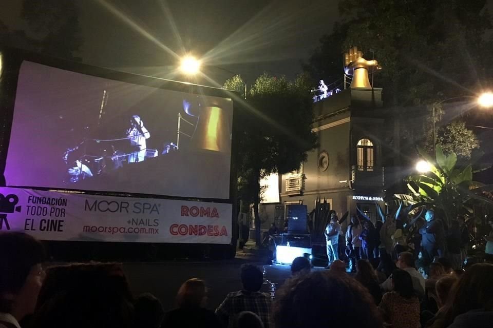 La intersección de Michoacán, Veracruz y Durango, en el límite de la Roma y la Condesa, se volvió platea para que los vecinos y curiosos vieran el concierto de Pablo Ahmad.