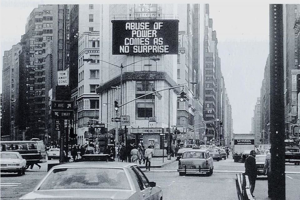 La artista Jenny Holzer apoyó la iniciativa con su obra 'Abuse of power comes as no surprise' ('El abuso de poder no es una sorpresa').