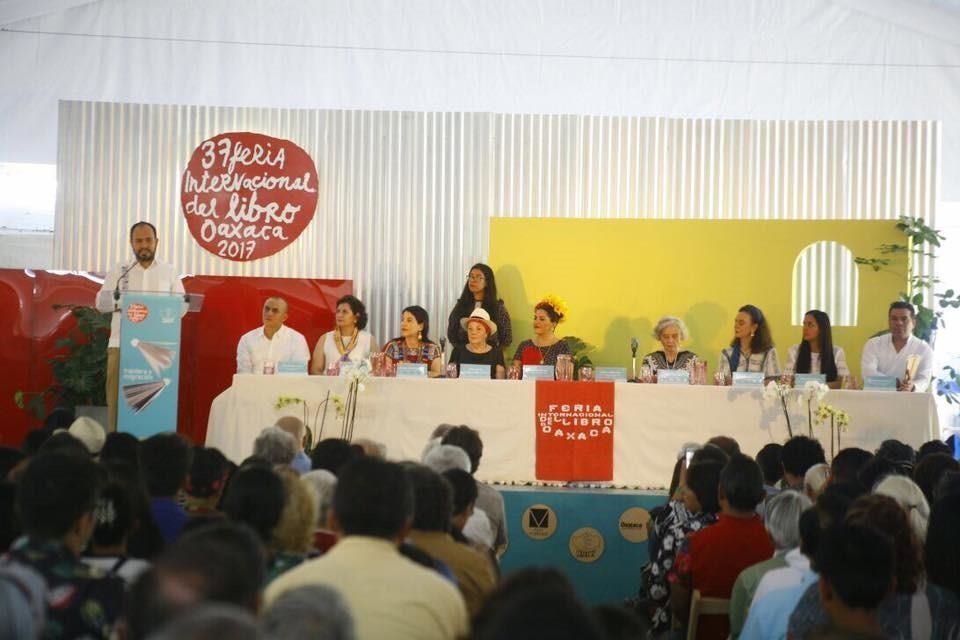 Mediante la dotación de materiales a centros comunitarios y una agenda con talleres y actividades artísticas es como ayudará la Feria desde este sábado hasta el 12 de noviembre.