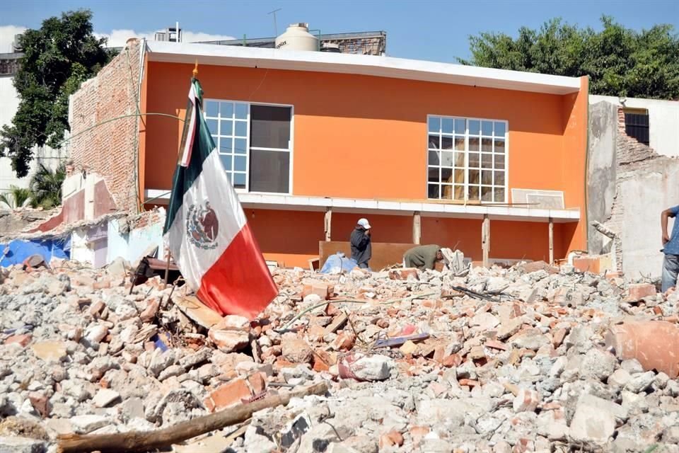 Damnificados en Jojutla por sismo acusan que, para demoler casas daadas, sujetos piden $6 mil, y luego otros mil por combustible utilizado.