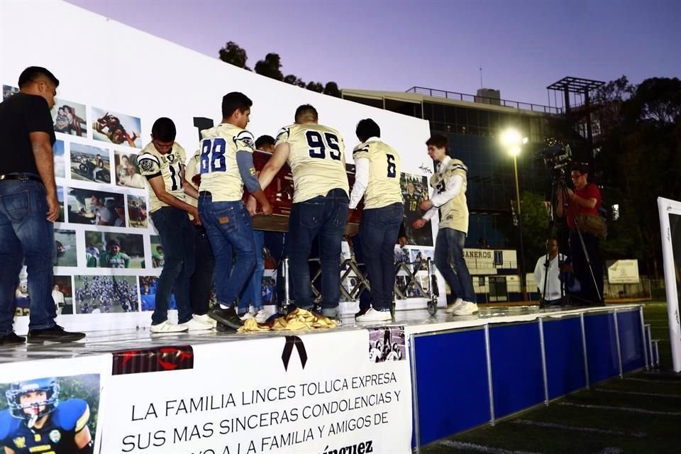 El número 10 de Bucaneros entró en un ataúd de madera en hombros de quienes fueron sus cómplices, amigos y compañeros desde los 5 años.