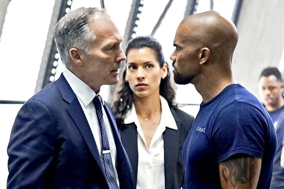 S.W.A.T., estelarizada por Shemar Moore (der.) y Stephanie Sigman (centro), estrena este lunes a las 22:00 horas por Canal Fox.