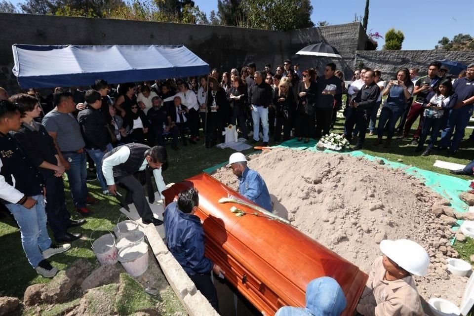 Cuando la tierra empezó a caer sobre el féretro, el silencio se opacó por los sollozos de los presentes. 